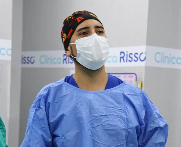 Dr Renato Landa empleando indumentaria médica en una cirugía bariátrica