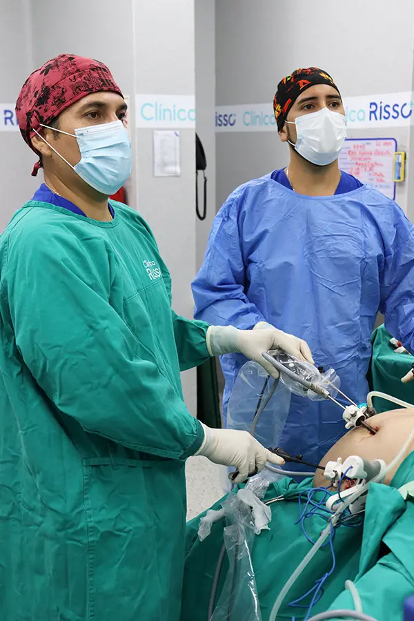 operando en una cirugia antirreflujo