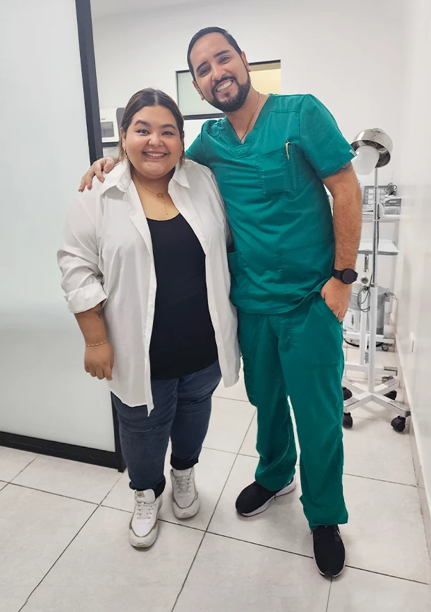 Dr Renato Landa con una paciente
