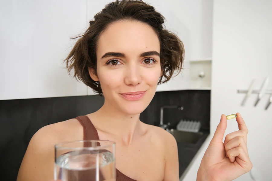 Joven bebiendo agua, importante para mantener una buena salud