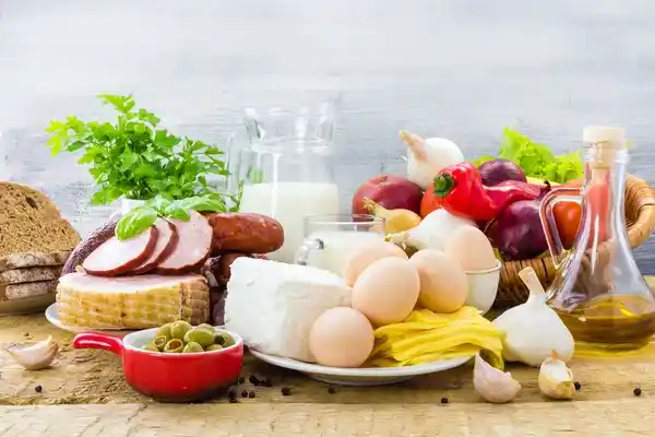 Una mesa con alimentos saludables variados que representan el concepto de nutrición dietética equilibrada.