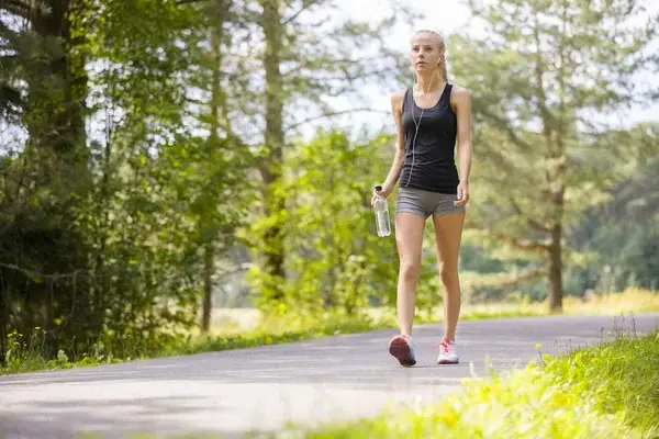 Mujer caminando para disfrutar de los beneficios de caminar