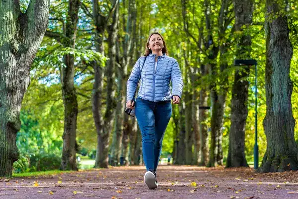 Mujer empezando a caminar después de enterarse de los beneficios de caminar