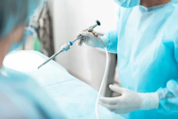 Equipo médico realizando una cirugía laparoscópica