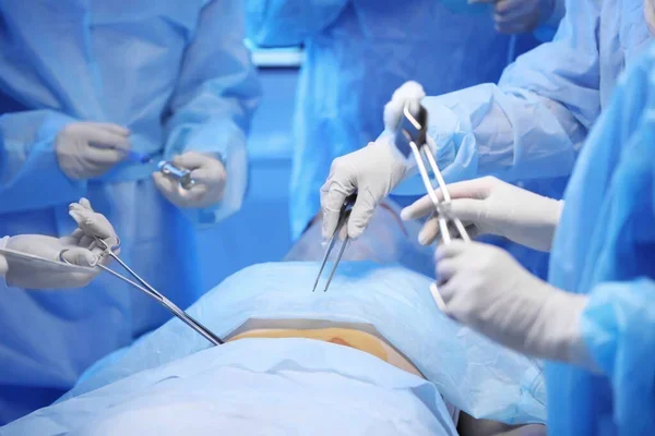 Cirujanos en el quirófano realizando cirugías mayores