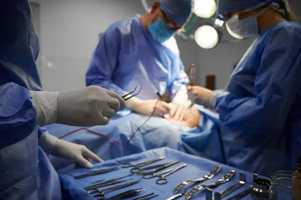 Equipo de cirujanos realizando cirugías mayores