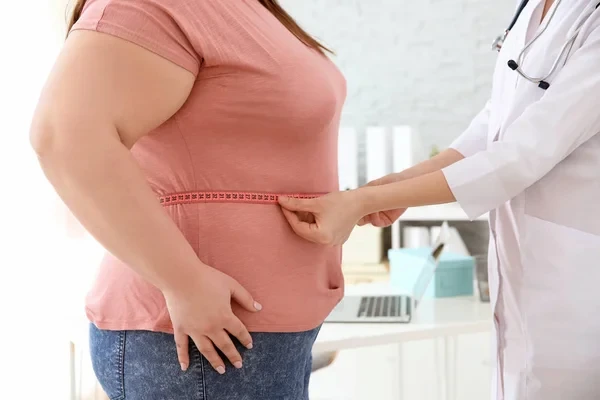 Persona con obesidad en una consulta debido a que sufre de apnea del sueño
