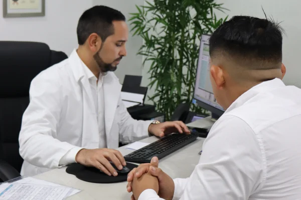 Dr. Landa en una consulta sobre balón gástrico