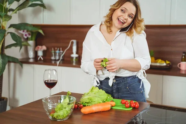 Mujer comiendo saludablemente debido al uso del balón gástrico