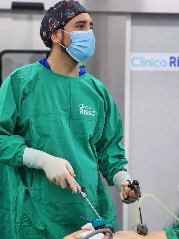 Dr. Landa realizando el proceso de una manga gástrica