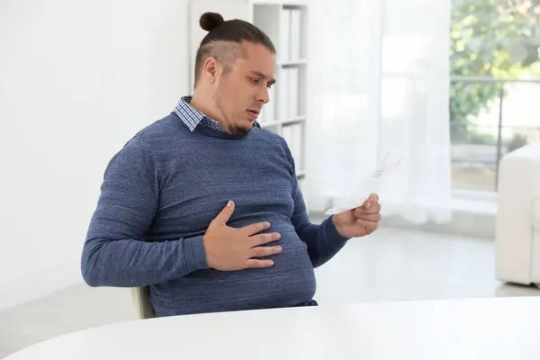 Hombre en una consulta con un cirujano bariátrico para saber con más detalle qué riesgos en la salud ocasiona un aumento de peso