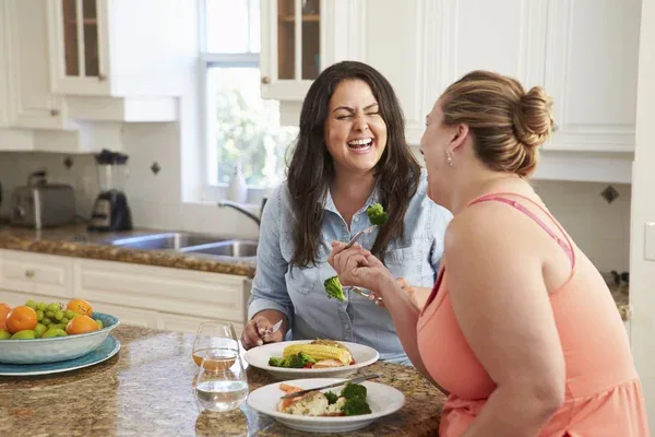 Mujeres comiendo saludablemente después de someterse a una manga gástrica