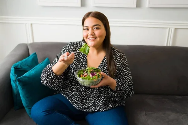 mujer comiendo saludablemente después de realizarse una cirugía de bypass gástrico