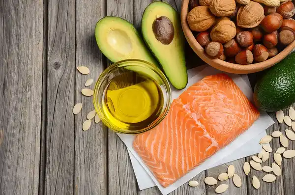 Imagen de alimentos con grasas saludables como la palta y los frutos secos